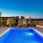 Luxurious In Apartment *