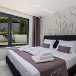 Luxurious In Apartment *