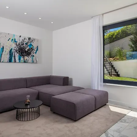 Luxurious In Apartment *